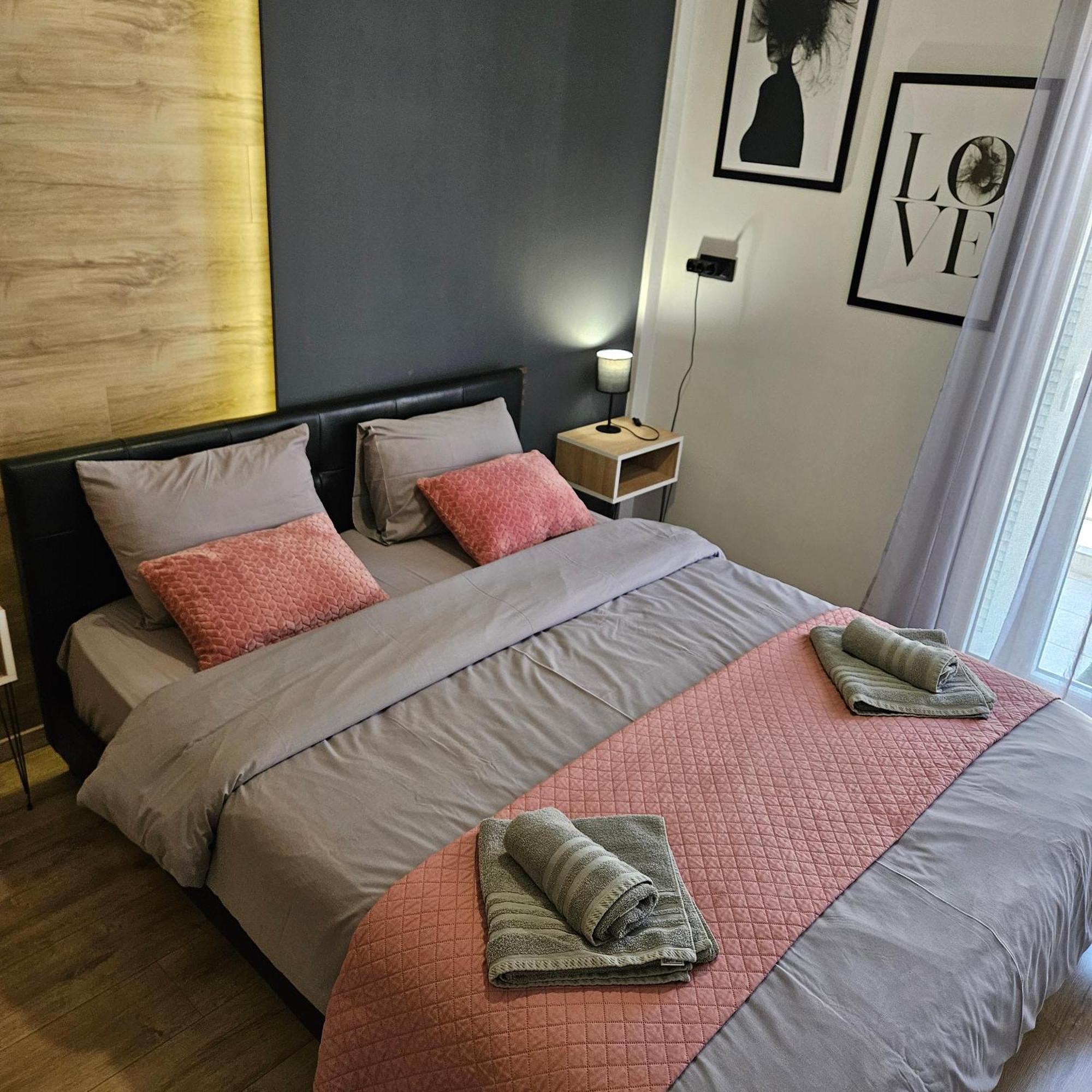 Central 3 Modern Apartment With Free Parking سيرس المظهر الخارجي الصورة